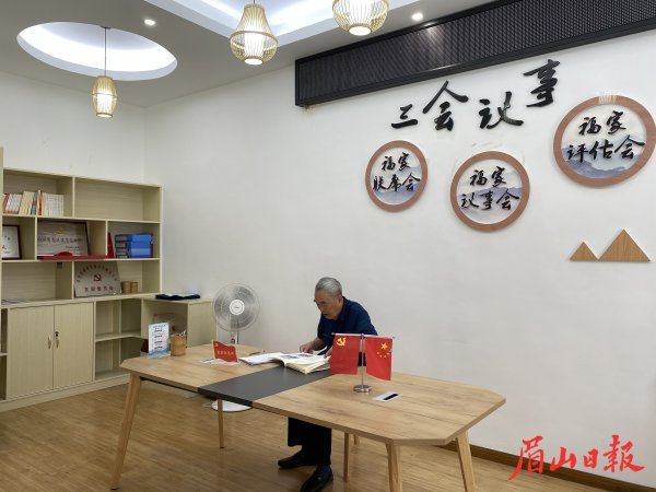  王志明退而不休，继续服务群众。