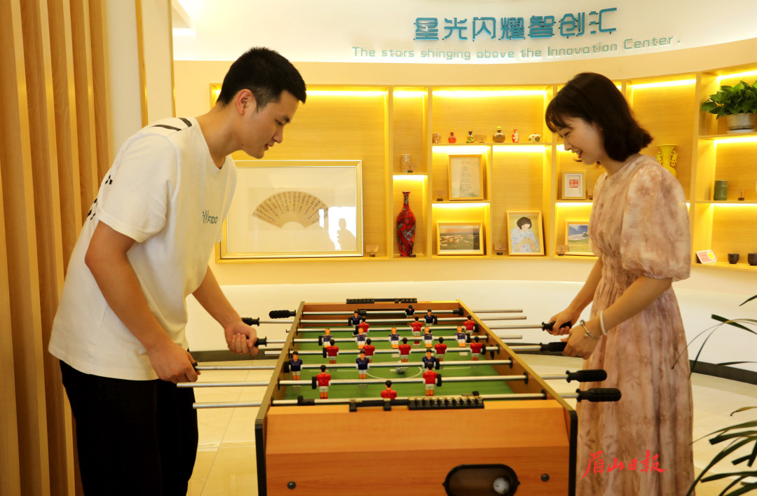  在人才之家里休闲。