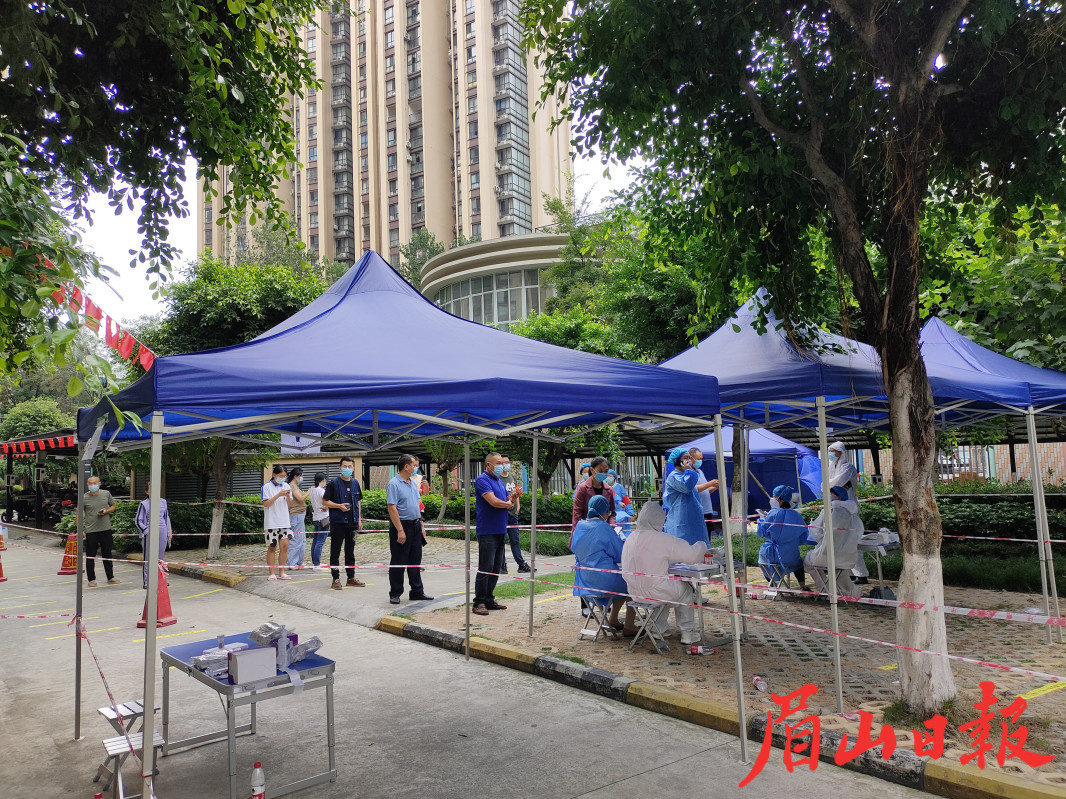 居民有序进行核酸采样。