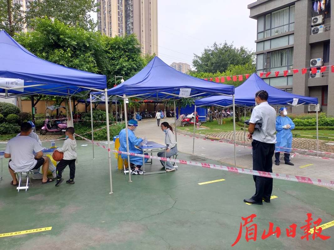 落实不聚集、不拥挤措施，进行核酸采样，居民很配合。