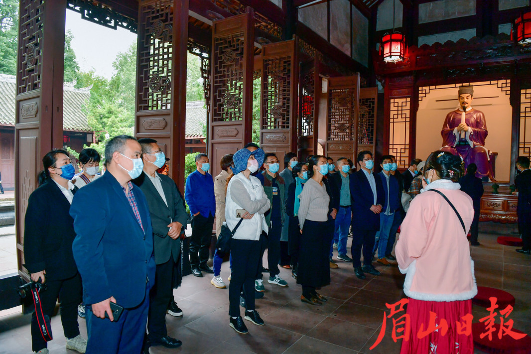 参会嘉宾和作家在三苏祠博物馆采风。