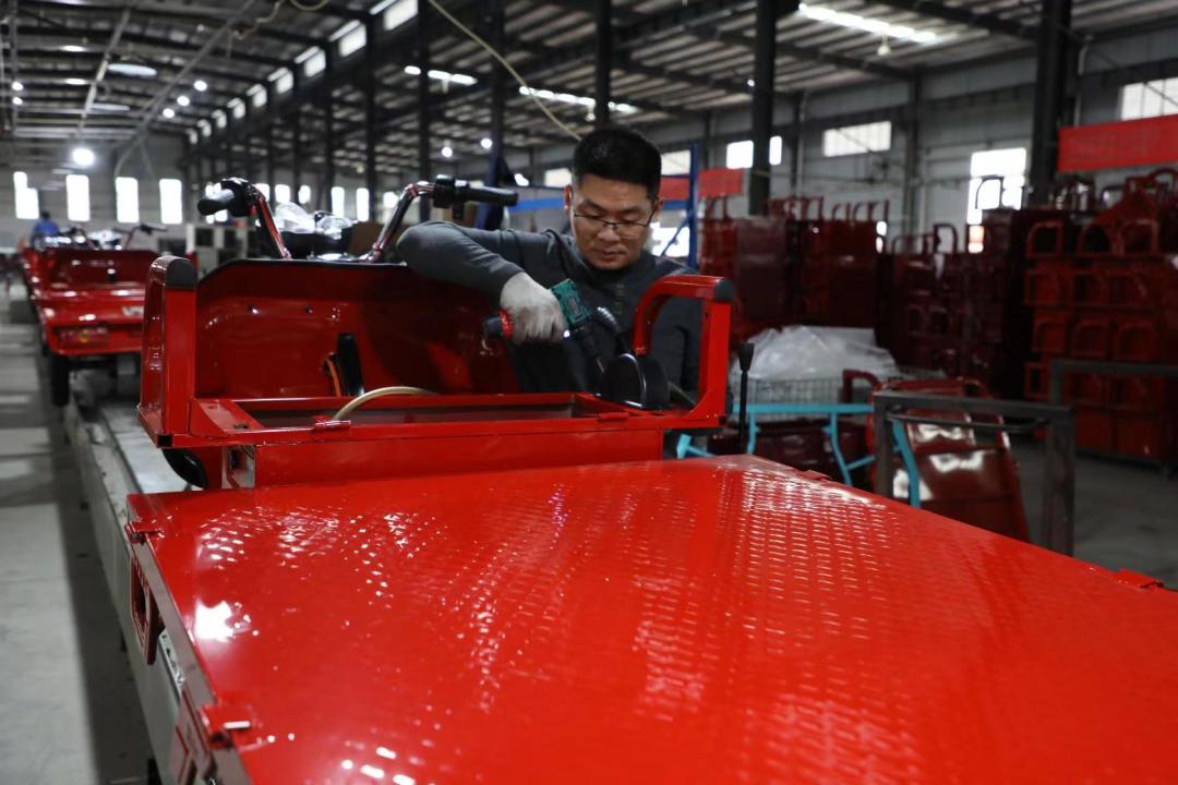 眉山双胜新能源车业有限责任公司的生产车间，工人们正在加紧生产。 (1).jpg