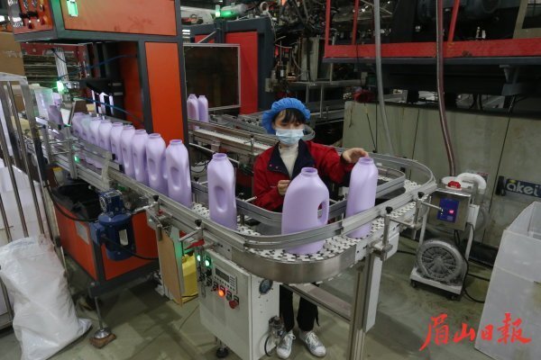四川汪氏红色塑胶有限公司内，工人们正在生产联合利华的订单。
