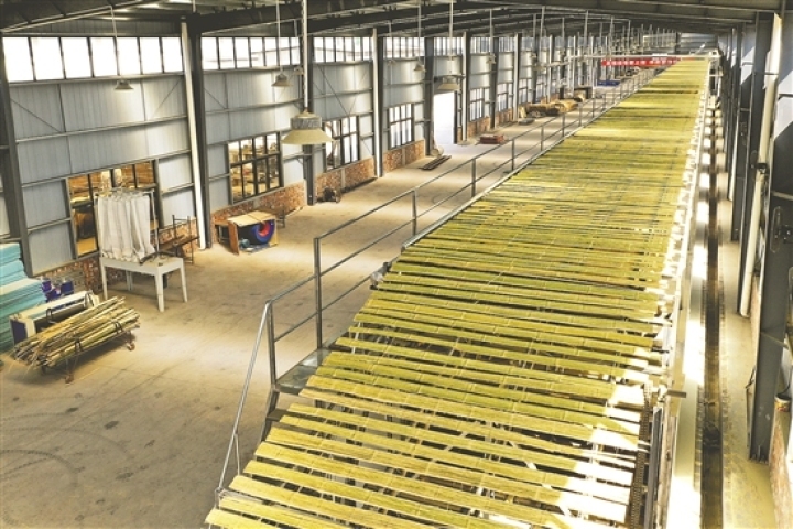 以竹代钢——洪雅县竹钢生产。（资料图片）
