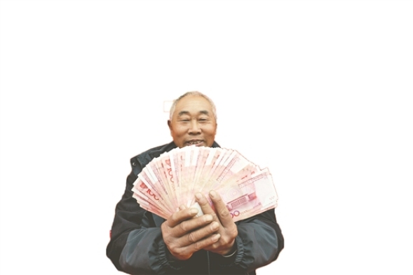▶作为分红“冠军”，果农杜学均乐开了花。
