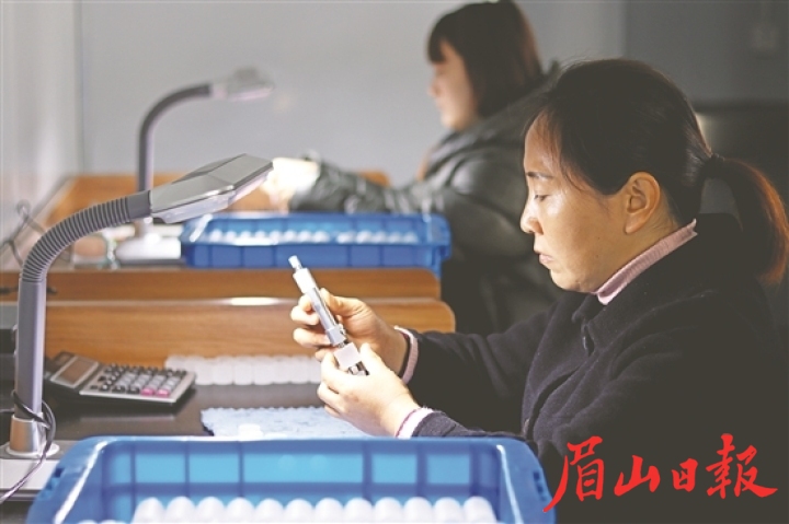 仁寿县卓航电子科技有限公司生产车间，工人在赶制订单。