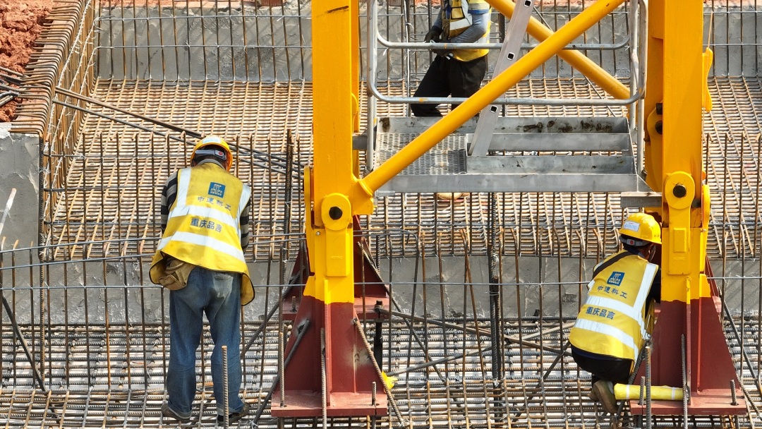 工人们在智能化建设设备辅助下有序施工。.jpg