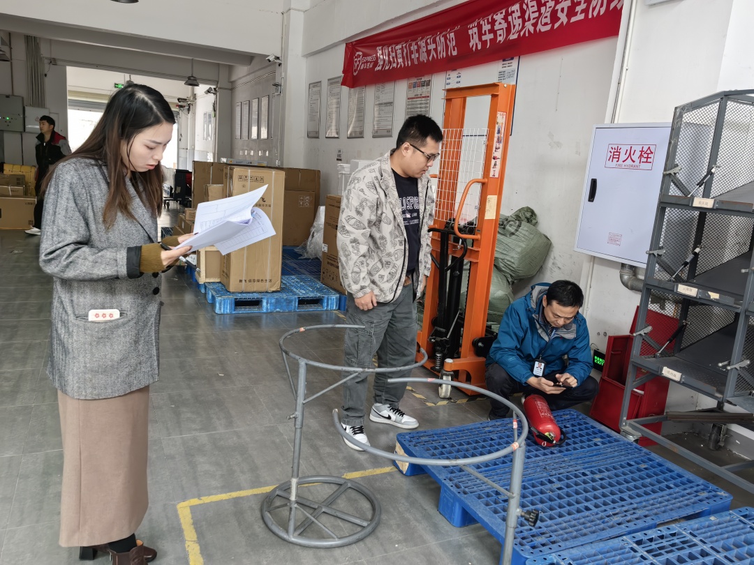 对快递企业进行督导检查，确保旺季业务平稳运行。.jpg