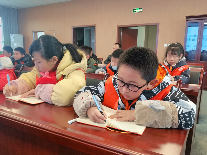  聆听环保讲座，东坡小记者们很认真。