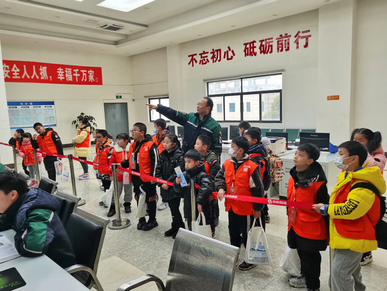  东坡小记者们在集控室了解垃圾发电的过程。