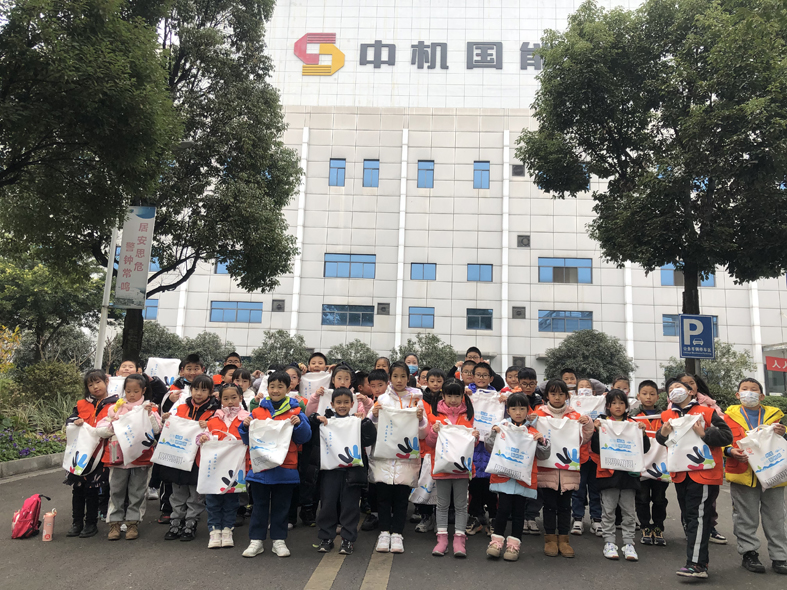  东坡小记者化身环保宣传员。