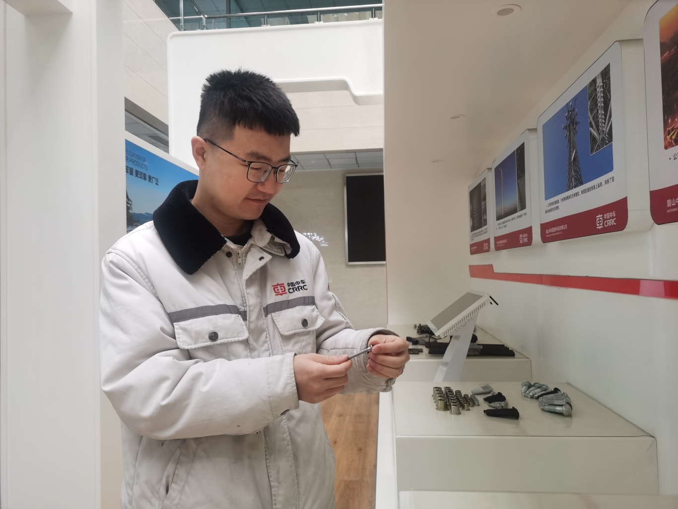 董帅正在仔细查看公司紧固件产品。.jpg