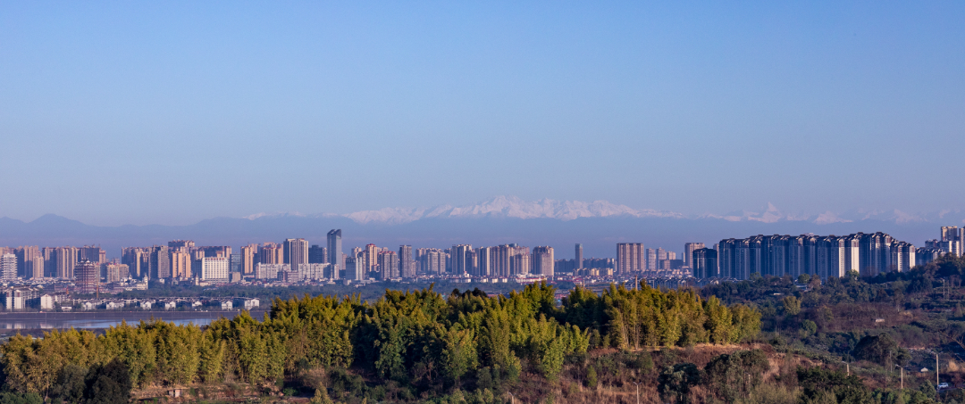眉山城区西边，雪山群清晰可见。