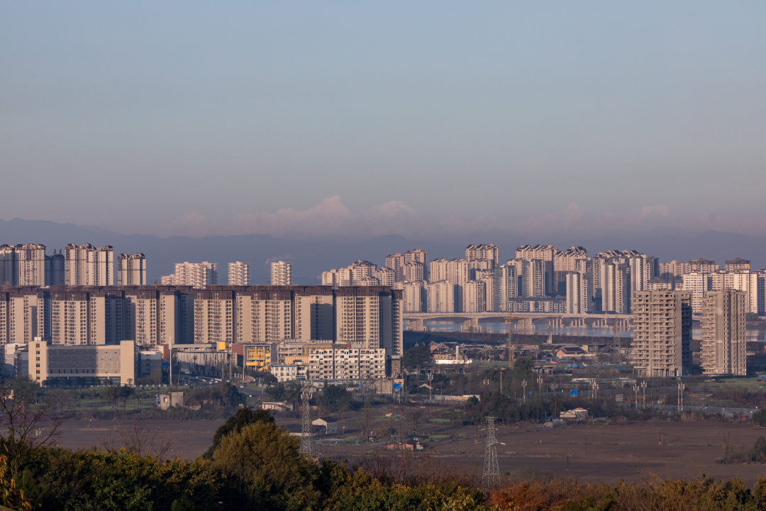 从岷江一桥方向，遥望贡嘎。