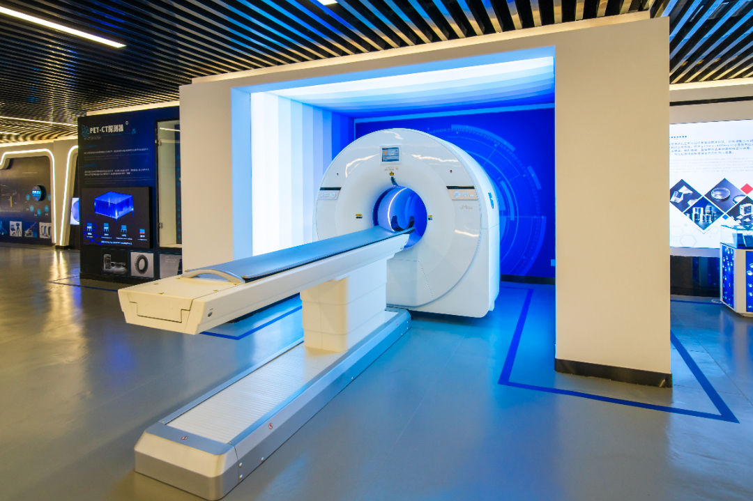  公司展厅内展示的PET-CT设备。