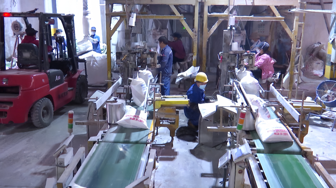  四川省洪雅青衣江元明粉有限公司生产车间内，工人们正各司其职、有条不紊地忙碌着。
