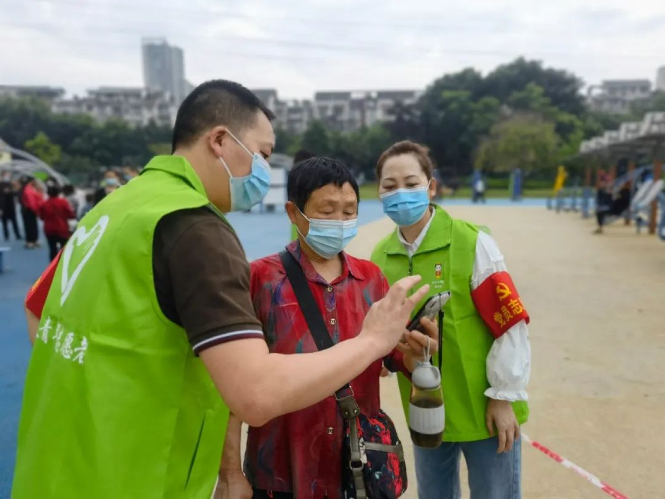 青年志愿者助老行动。