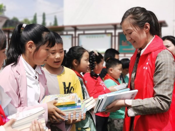 全民阅读”志愿服务进校园。（资料照片）
