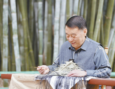 陈云华在进行竹编创作。（资料图片）
