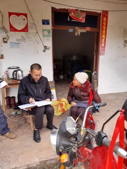 许鸣（左）到农户家中了解生产情况。