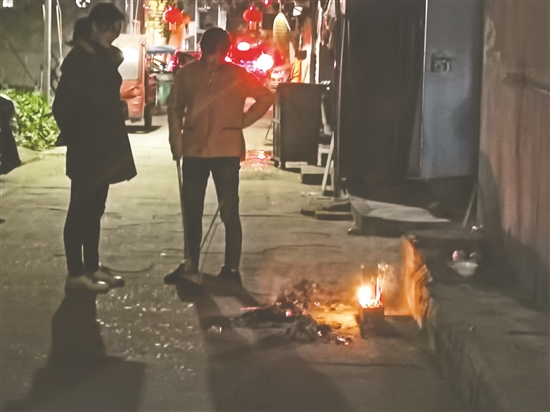 4月3日21点05分：安和街，居民在小区通道烧纸钱。