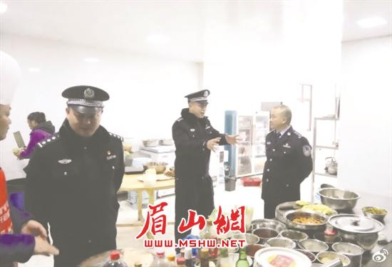 查看派出所厨房设施。.jpg