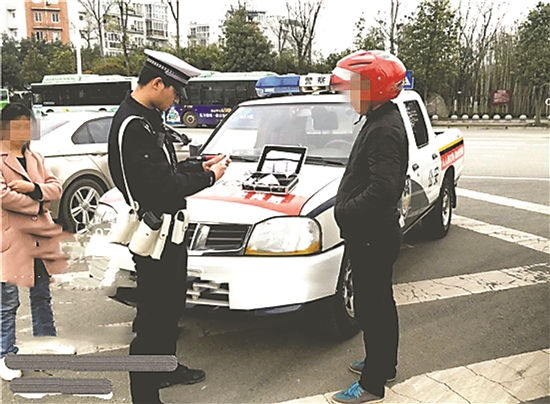 在眉州大道开展检查酒驾行动。.jpg