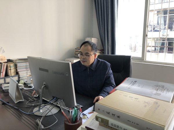 刘清泉在研究东坡文化。