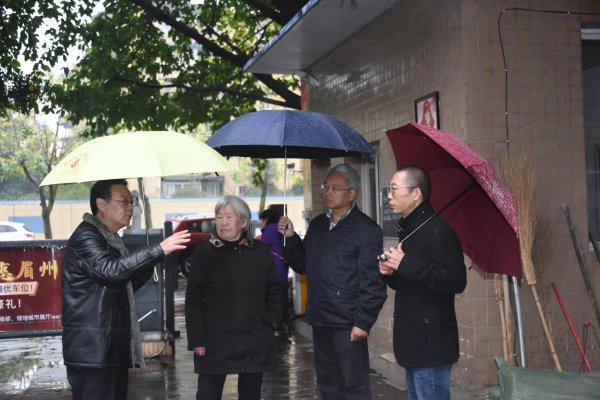 刘璧（右二）到小区了解电力设施安装运行情况。