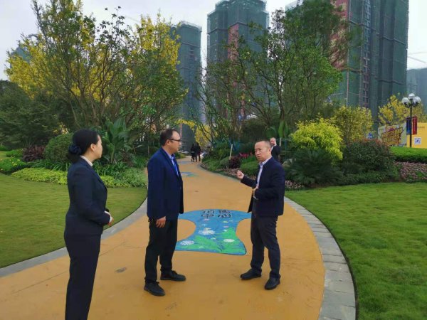王永洪（右一）到新建小区了解无线网络覆盖和有线网络资源入户情况。