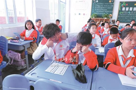 诸海蒂耐心地教导孩子用眼小知识。.jpg