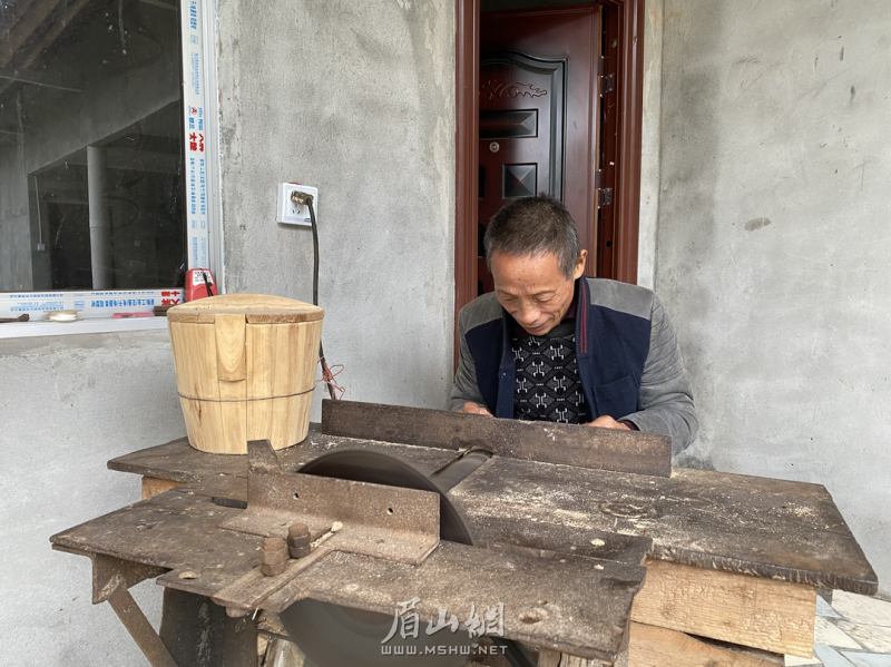 张建军专心致志地做手工活。.png