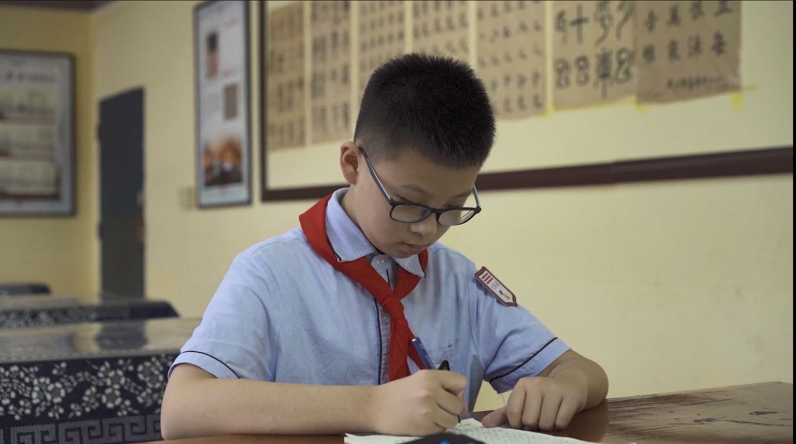 徐颢睿在练习书法。.JPG