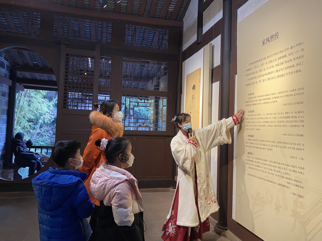 三苏祠内，游客文明观景。.jpg