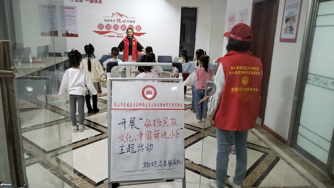 志愿者老师带领孩子们跳舞。.jpg