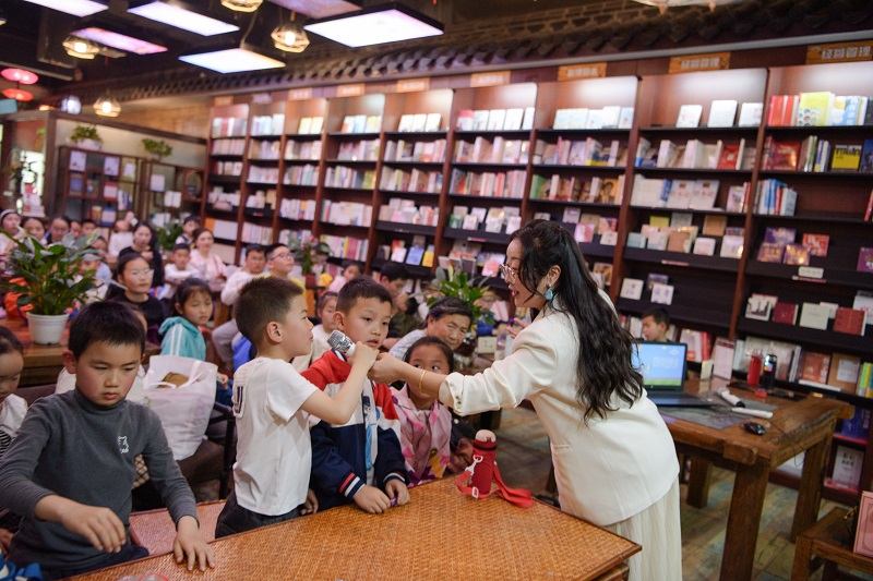  孩子们在互动中，将安全意识的种子种在心里。
