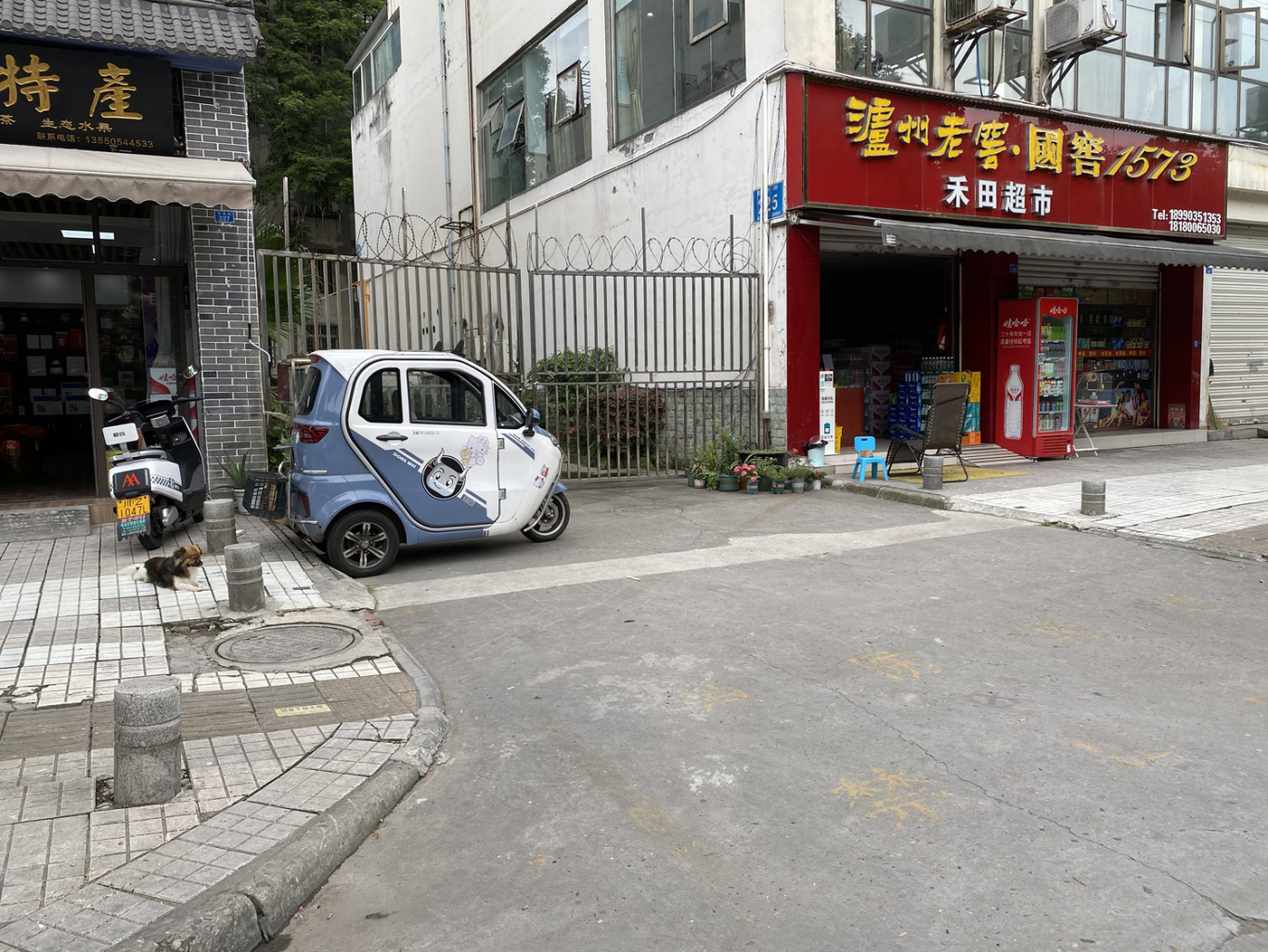 5月12日下午5时20分，东坡区彭寿街，一辆非机动车辆占用了小区消防通道。.jpg