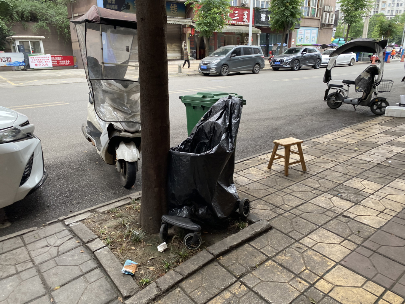 5月11日下午4时36分，彭山区学院南路东段，一绿化带被占用，且有白色垃圾。.jpg